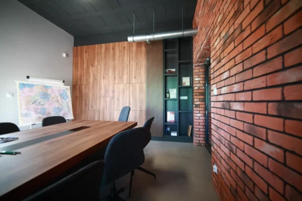 Biuro- stylowe połączenie drewna i cegły